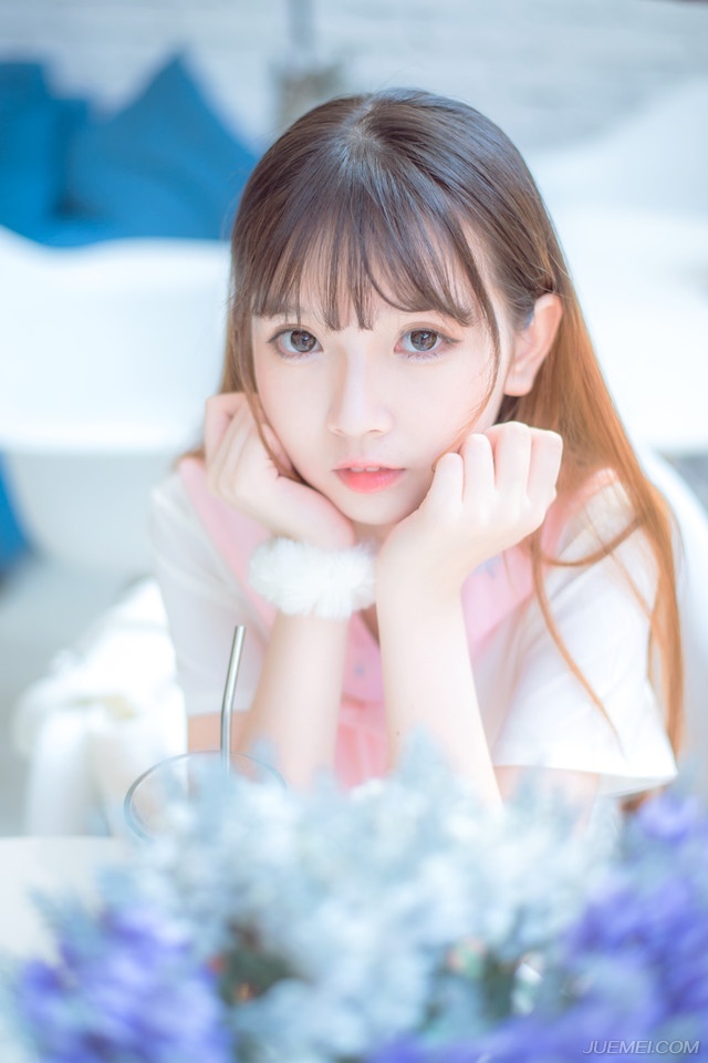 “为何不敢？来人，给我将张将军绑了，待我攻破成都，手刃刘璋狗贼之日，再向将军道歉，到时候，要杀要剐，悉听尊便！”刘璝冷哼一声，立刻，早有刘璝在军中的亲卫以及几名将领扑上来，想要制住张任。